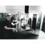 Person bedient eine industrielle Maschine.