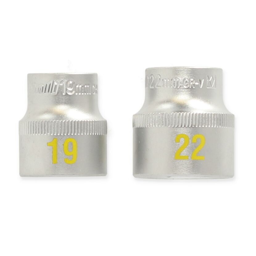 Zwei Steckschlüssel in den Größen 19 und 22 mm