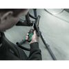 Person verwendet Drehmomentschlüssel an Fahrrad