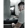 Person schraubt mit Schraubendreher