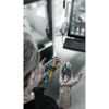 Person hält zwei Sätze Inbusschlüssel.