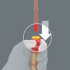 Hand schraubt Bit in Schraubendreher