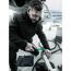 Person verwendet Ratsche