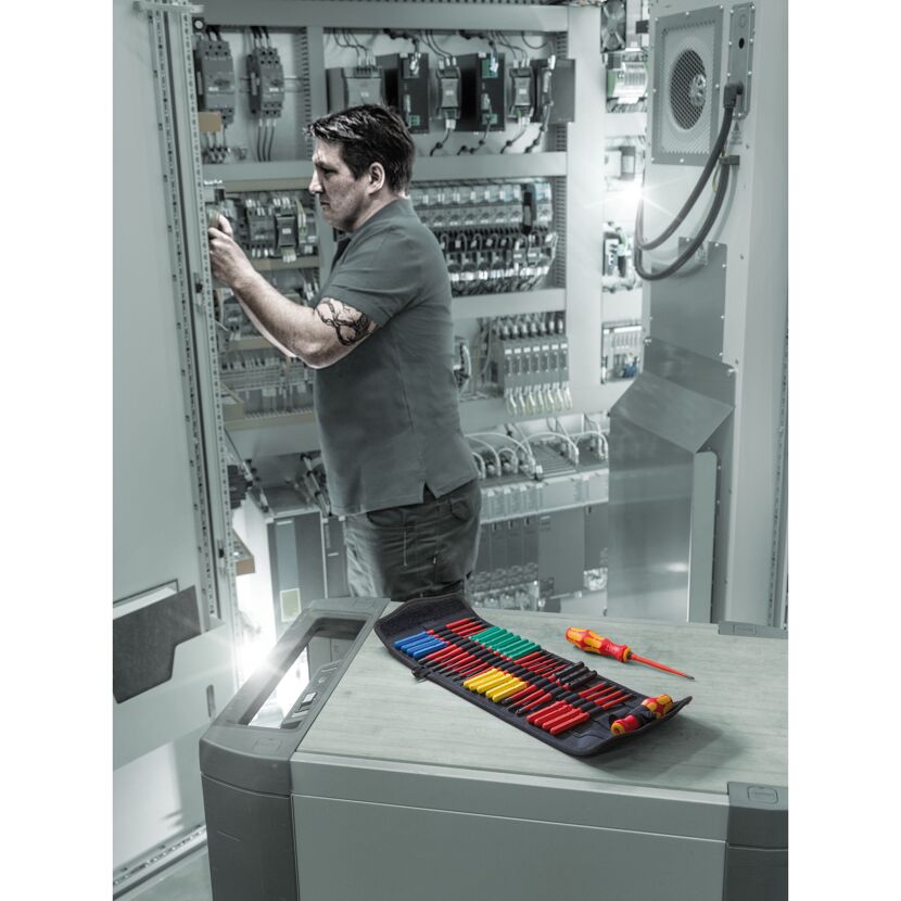 Elektriker mit Schraubendreher-Set