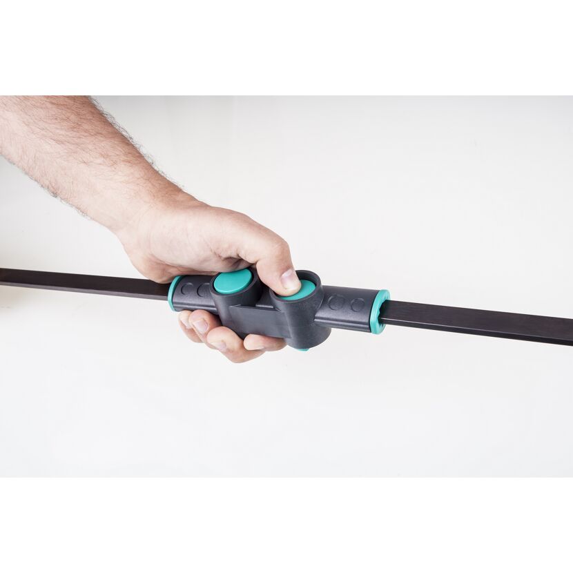 Person verwendet einen Einhandzwingen-Adapter.
