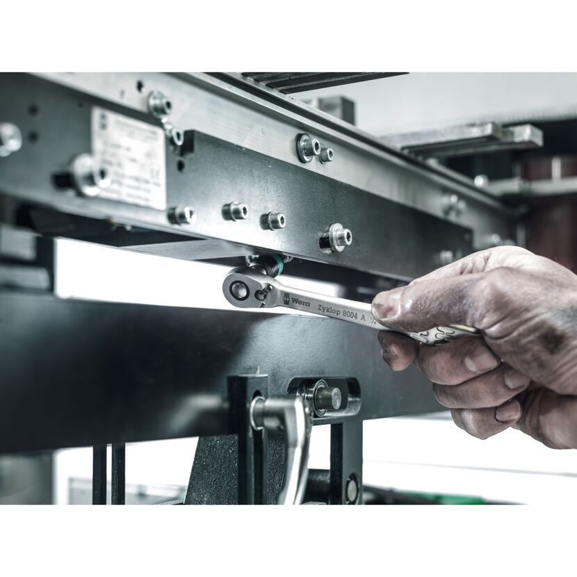 Hand hält Wera Zyklop 8004 A Ratschenschlüssel