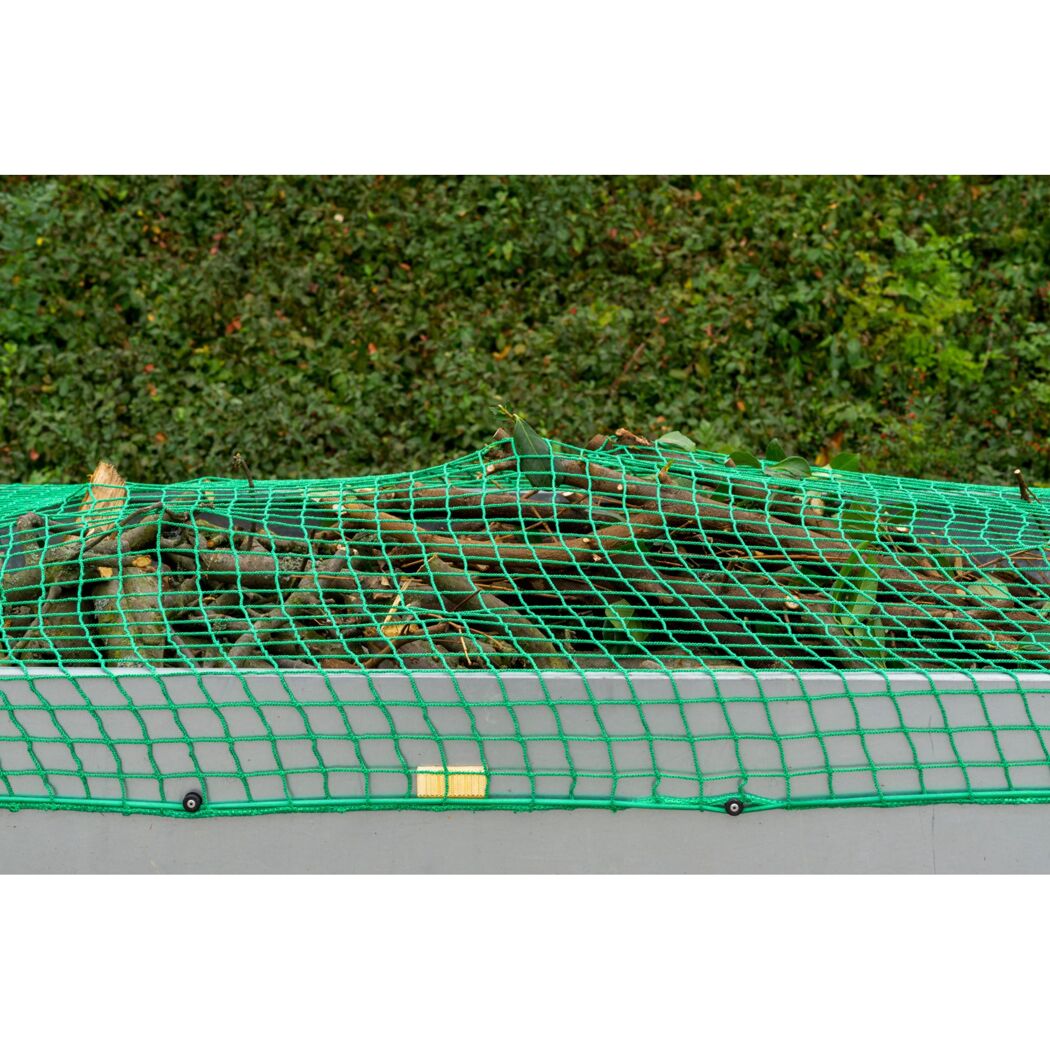Anhängernetz 2,5 x 4 m sichert Holzäste auf Anhänger.