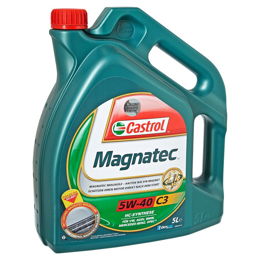 Eine Flasche Castrol Magnatec 5W-40 C3 Motoröl.