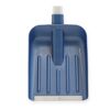 Blaue Schneeschaufel mit Metallschaber