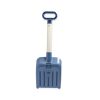 Blaue Schneeschaufel mit langem Stiel
