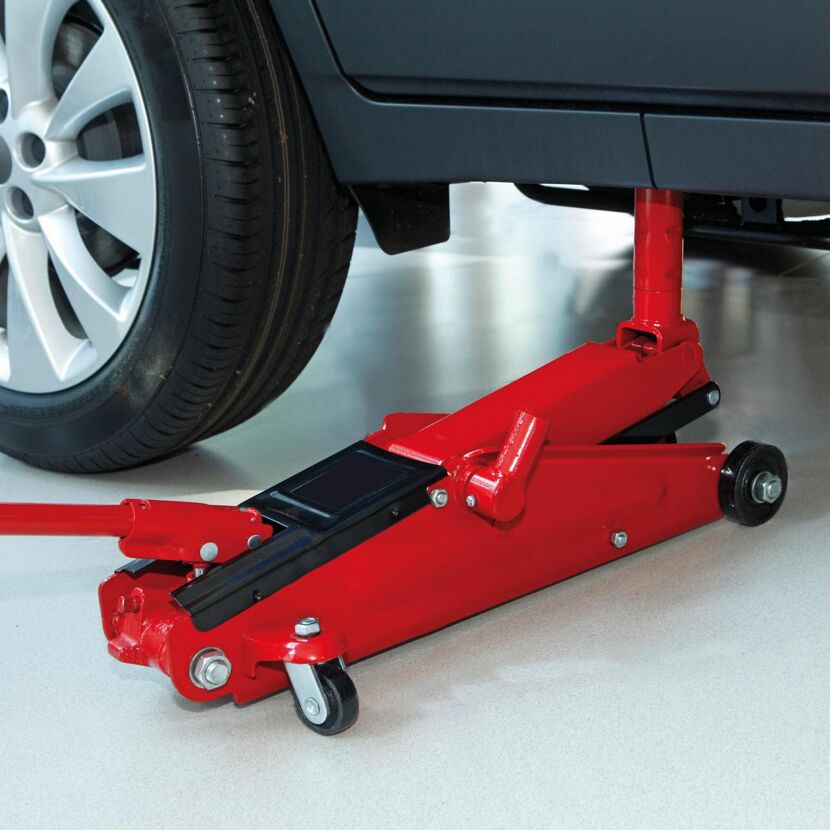 Roter Wagenheber unter einem Auto
