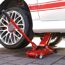 Wagenheber an einem Autoreifen