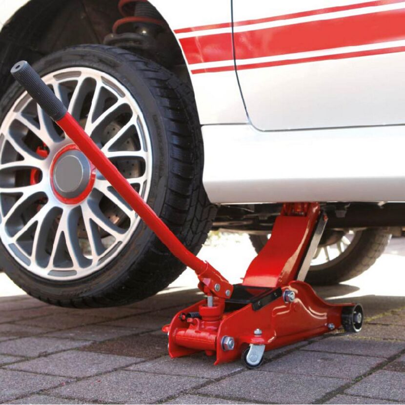 Wagenheber an einem Autoreifen