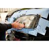 Person reinigt Autoscheinwerfer mit Polierblock und Reinigungstüchern.