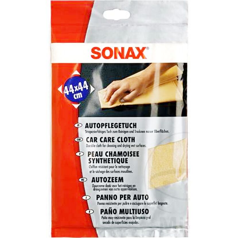 Hand wischt mit gelbem Sonax Autopflegetuch über eine Fläche.
