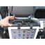 Hand befestigt Tablet-Halterung an Autositz.