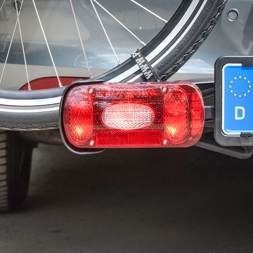 Fahrradträger mit Rückleuchte und Nummernschild