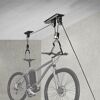 Fahrrad an einem Deckenlift befestigt.