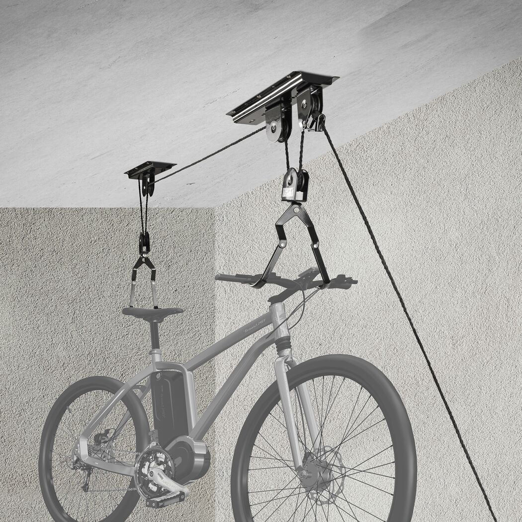 Fahrrad an einem Deckenlift befestigt.