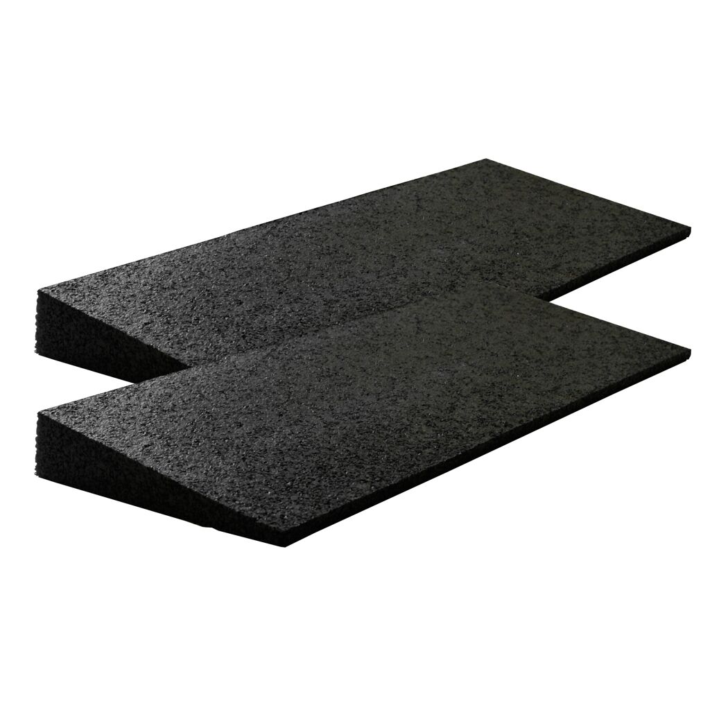 Zwei schwarze Auffahrrampen aus Gummi