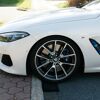 Weißer BMW auf Auffahrrampe