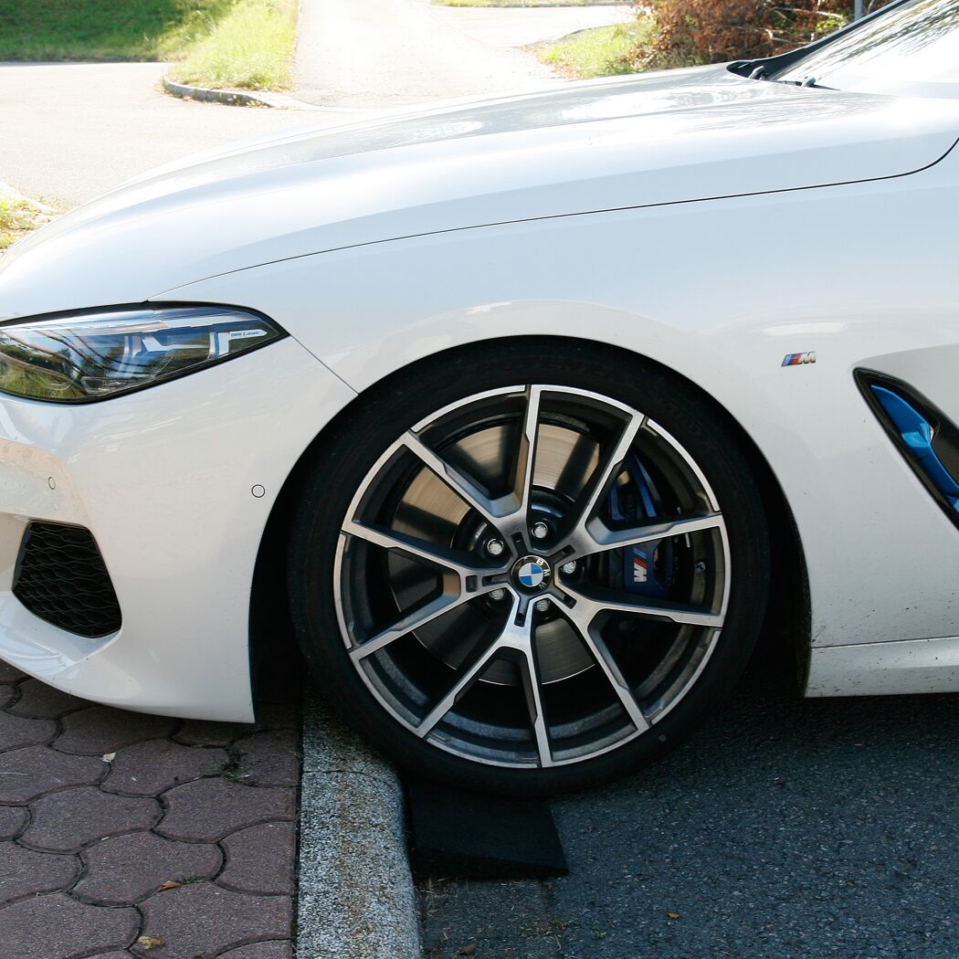 Weißer BMW auf Auffahrrampe