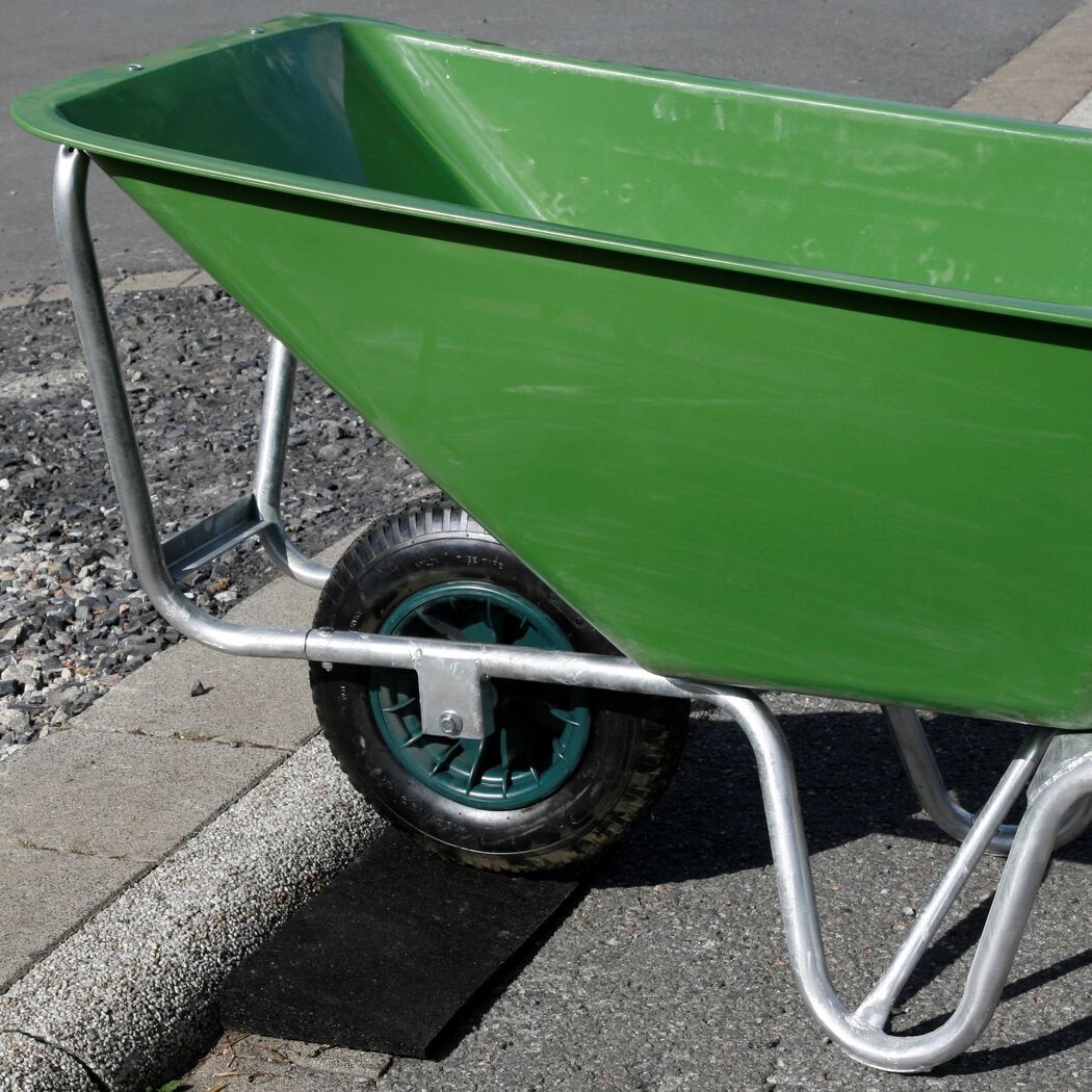 Grüne Schubkarre auf Auffahrrampe