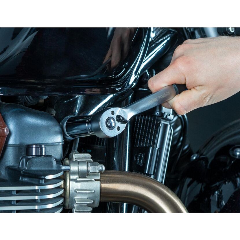 Person verwendet eine Umschaltknarre an einem Motorrad.