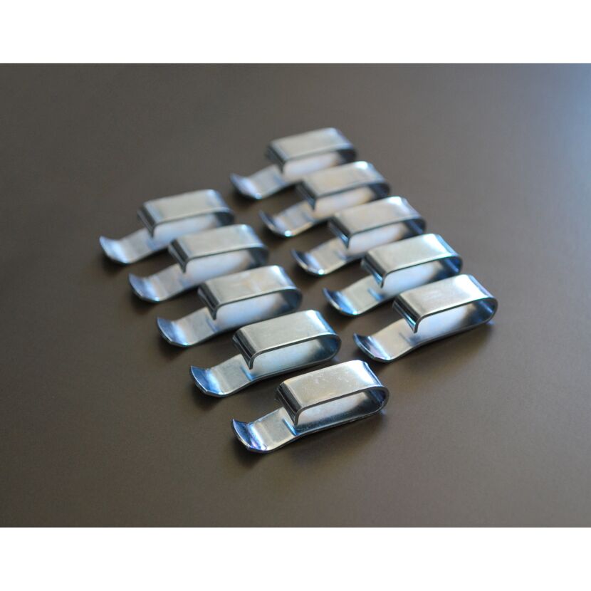 Zehn metallene Kabelklemmen