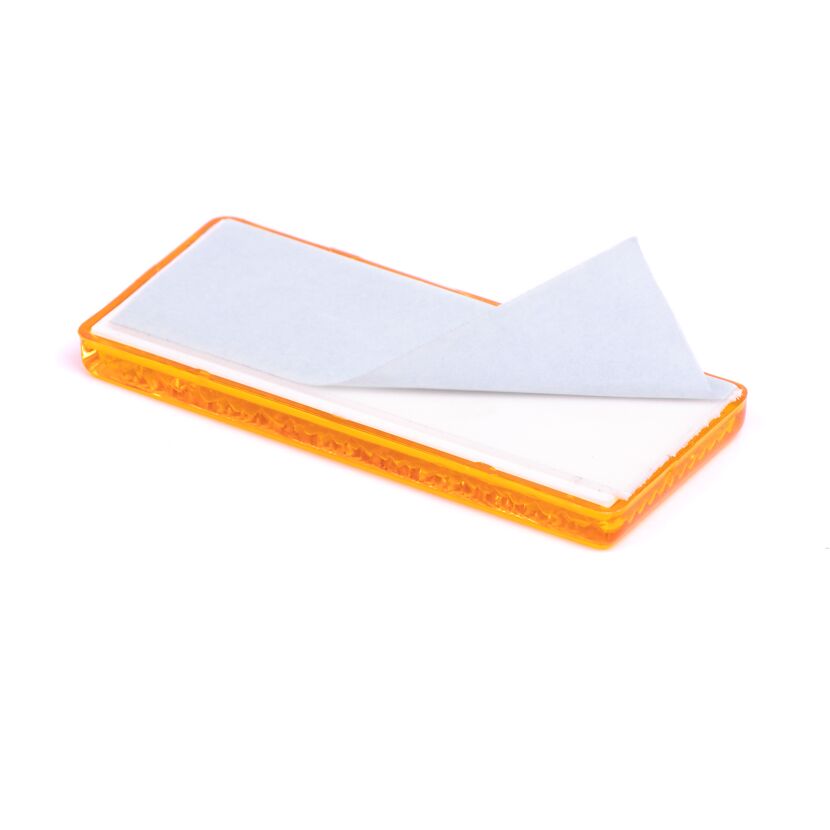 Klebestreifen an orangefarbenem Strahler