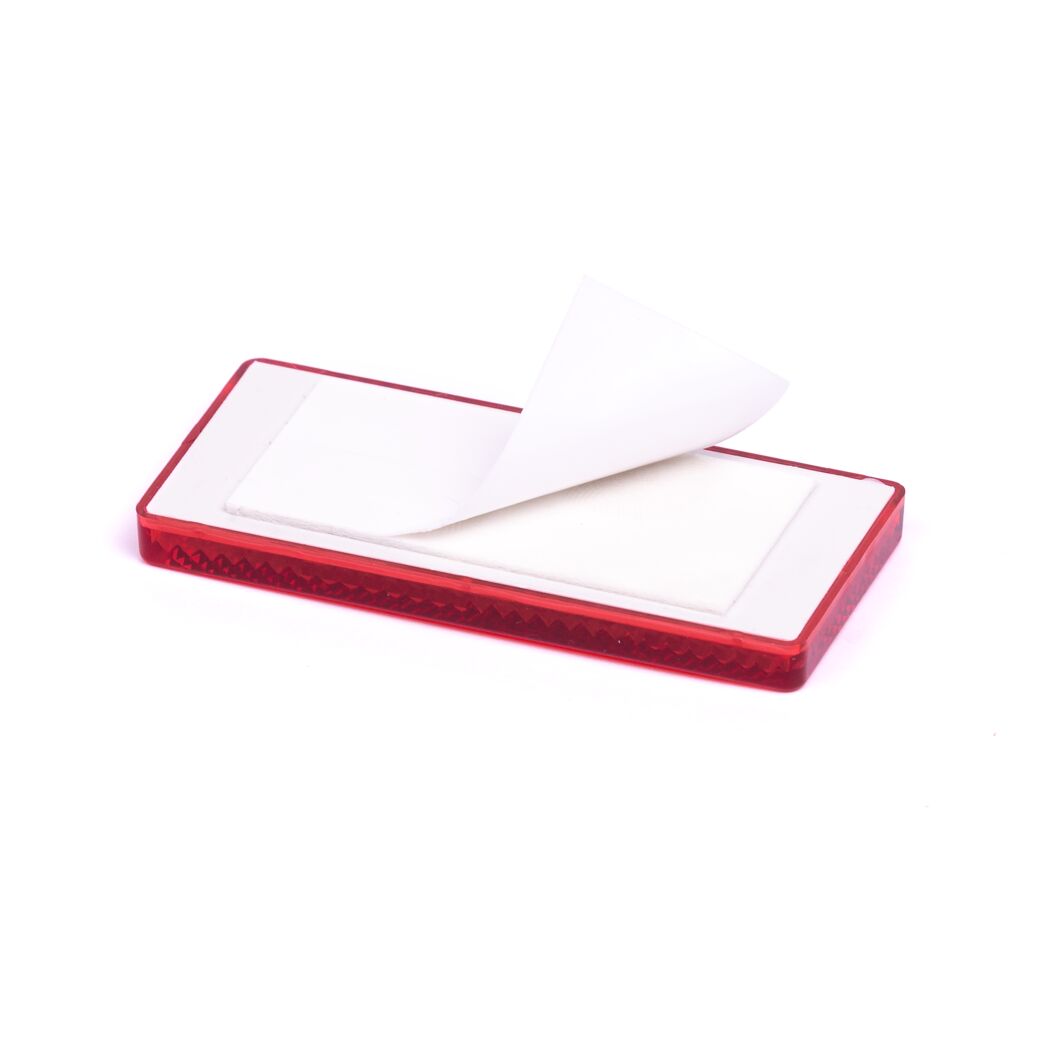 Roter Strahler mit Klebestreifen