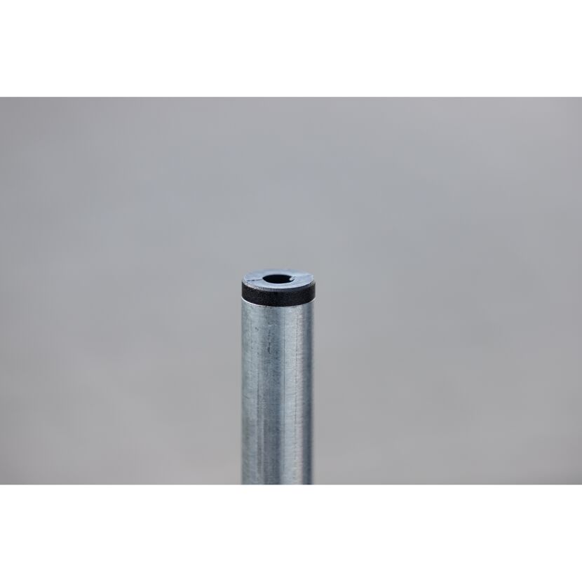 Metallrohr mit schwarzer Kappe