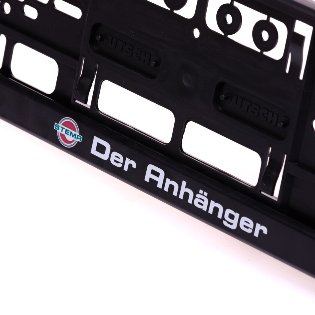 Schwarzer Kennzeichenhalter für Anhänger der Marke STEMA