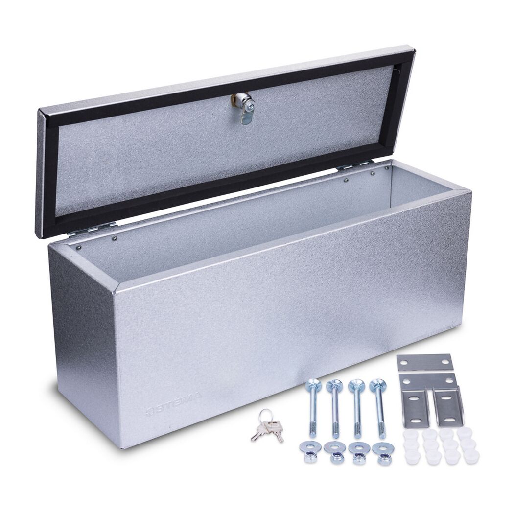 Offene Deichselbox aus Metall mit Zubehör.