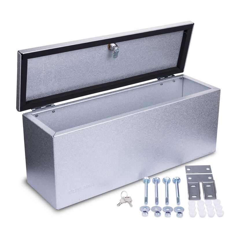 Offene Deichselbox aus Metall mit Zubehör.
