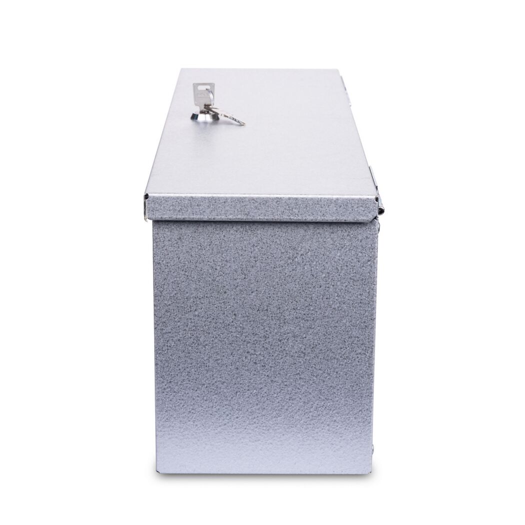 Silberne Deichselbox mit Schlüssel