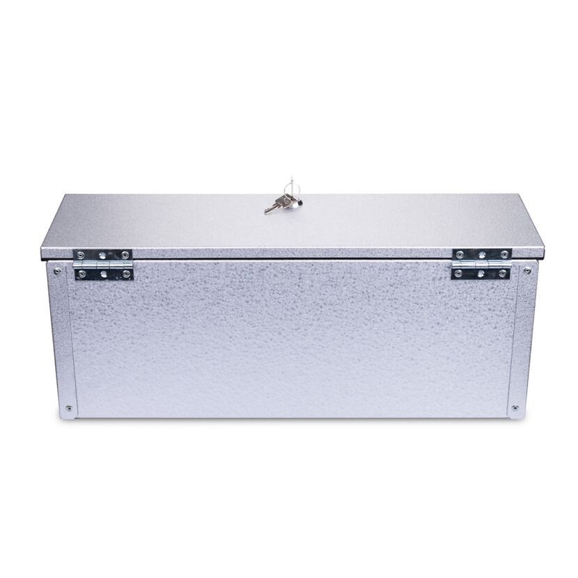 Silberne Deichselbox mit Schlüssel im Schloss.