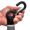 Eine Person hält einen schwarzen Karabinerhaken in der Hand.