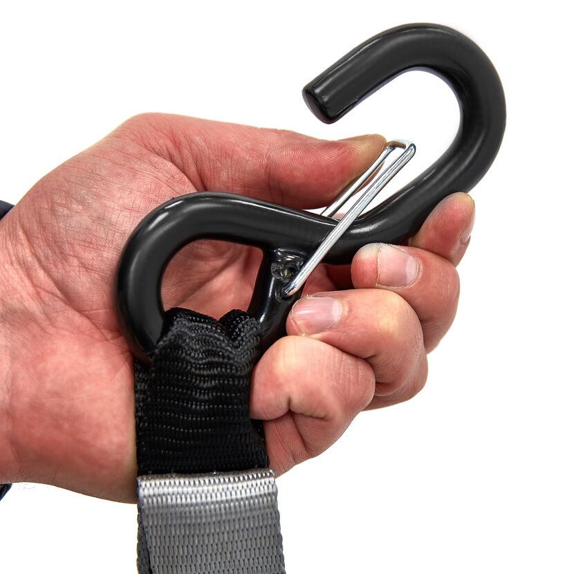 Eine Person hält einen schwarzen Karabinerhaken in der Hand.