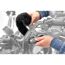 Person befestigt Spanngurt mit Metallhaken am Motorrad.