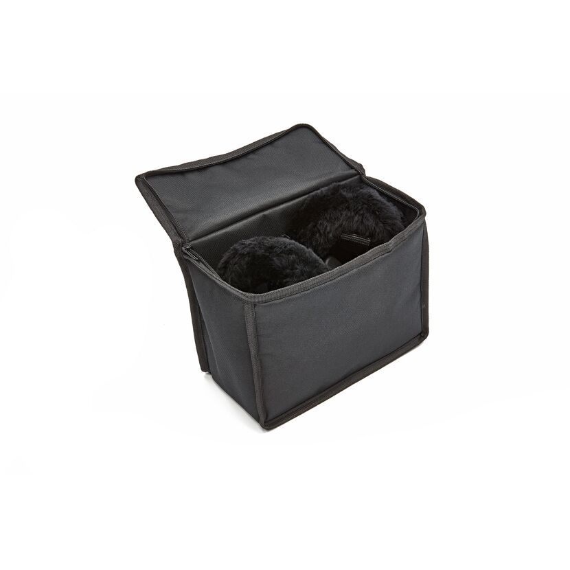Schwarze Tasche mit Pelzpantoffeln