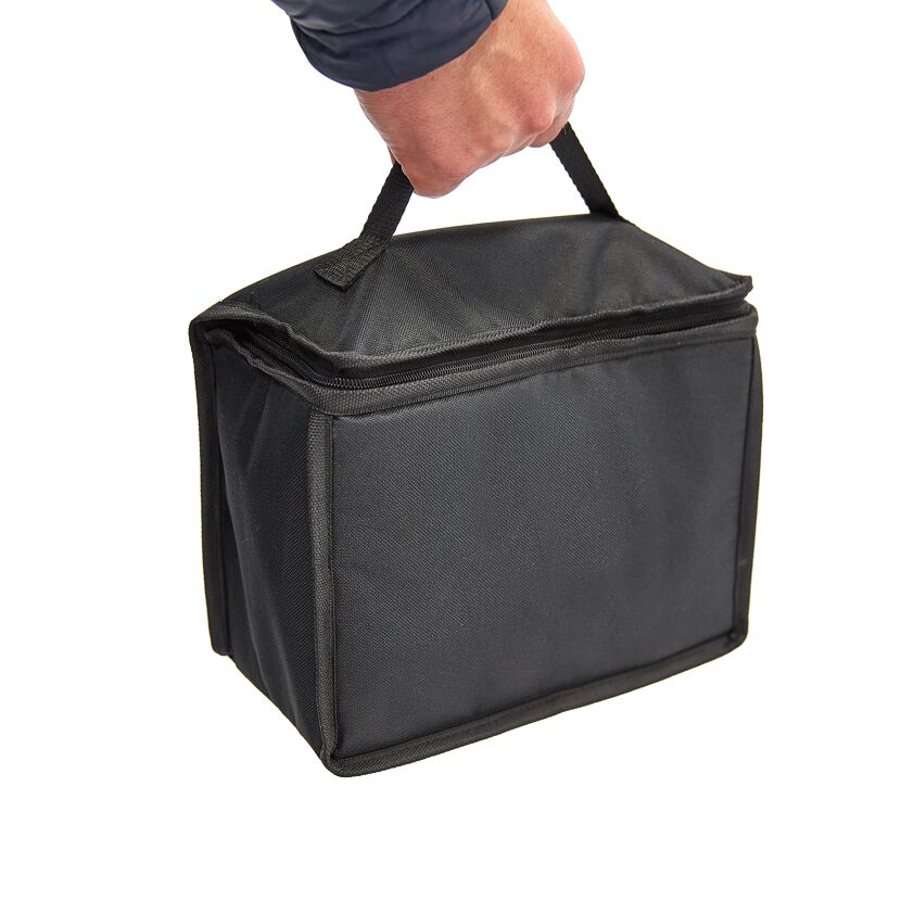 Person hält eine schwarze Tasche am Tragegriff