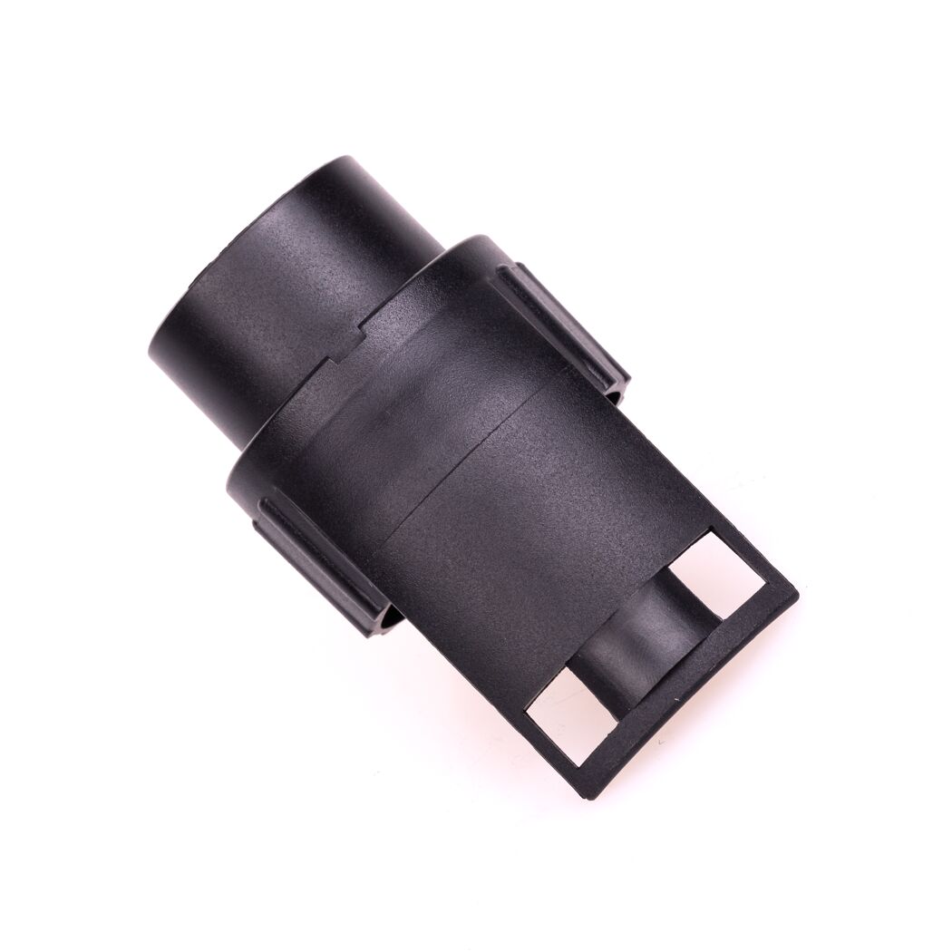 Schwarzer Adapter für 7/13-polige Stecker