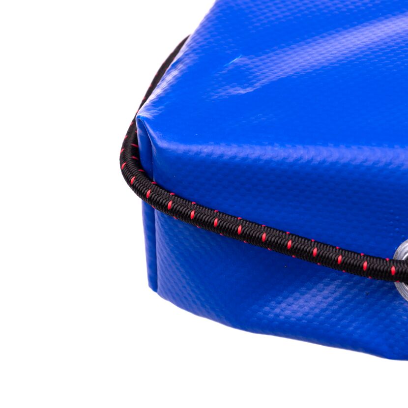 Blaue Plane mit Spanngummi