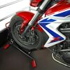 Motorrad auf Radhalter-Wippe fix stand alone