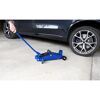 Person verwendet Wagenheber am Auto
