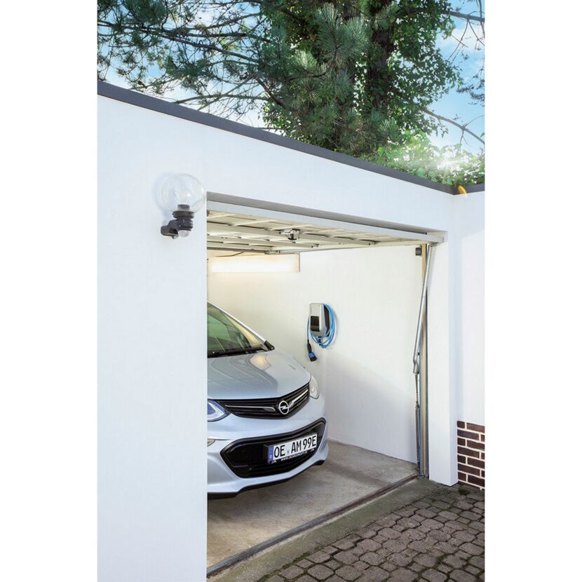 Elektroauto lädt in Garage an Wallbox