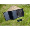 Solarladegerät lädt Handy im Freien auf.