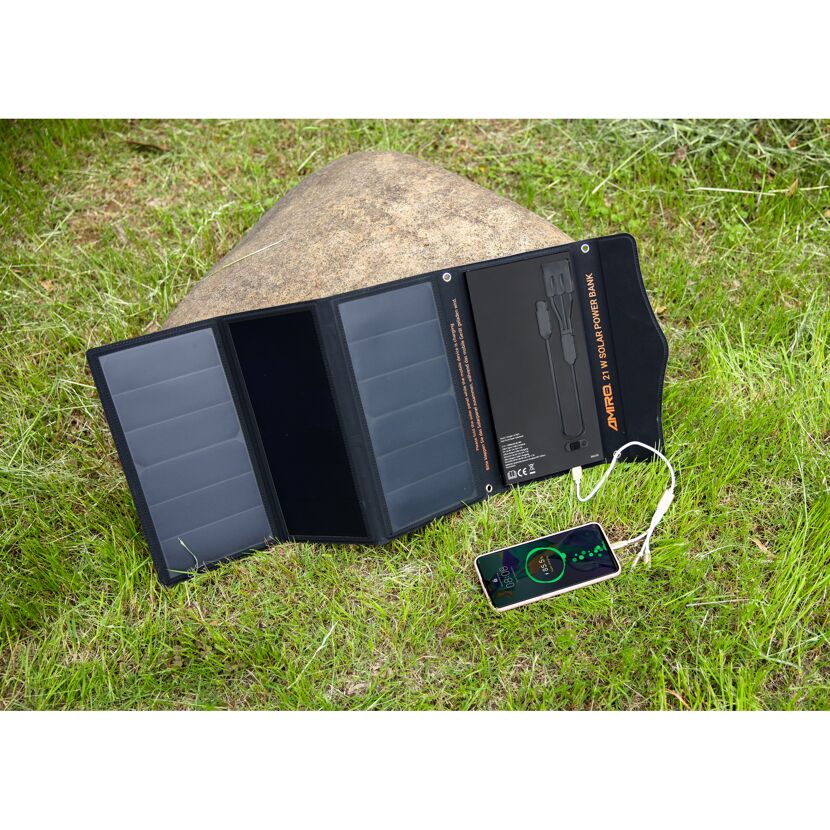 Solarladegerät lädt Handy im Freien auf.