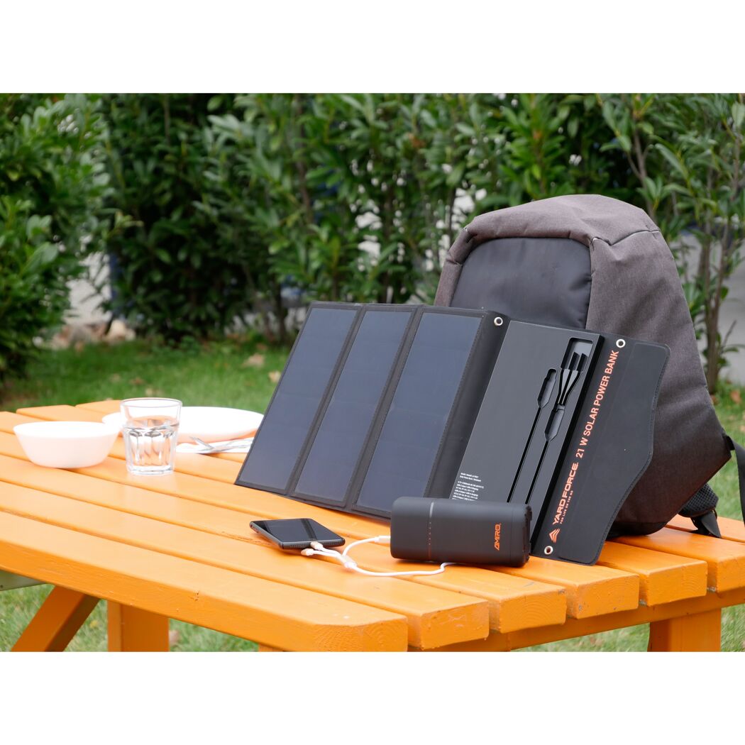 Solar Powerbank und Solarpanel auf einem Tisch